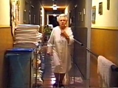 Die demenzkranke Frau Mauerhoff irrt im Nachthemd durch das Pflegeheim