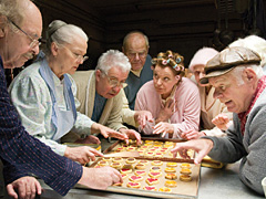 Die Altenheimbewohner backen Plätzchen