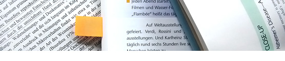 Mehrere Bücher mit Markierungen liegen herum