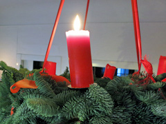 Kerze auf Adventskranz
