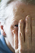 Alte Frau hält ihre Hand vors Gesicht © Thomas Hagedorn, Quelle: konfetti-im-kopf.de