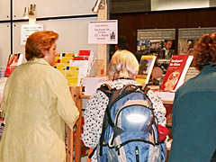 Kongressbesucher an einem Bücherstand