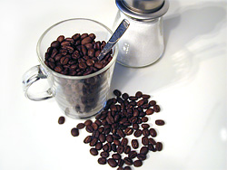 Ein Becher voller Kaffeebohnen