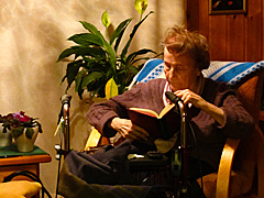 Seniorin im Altenheim liest ein Buch