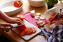 Zubereitung eines Tomate-Mozarella-Salates