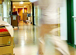 Mensch hastet über einen Krankenhauskorridor